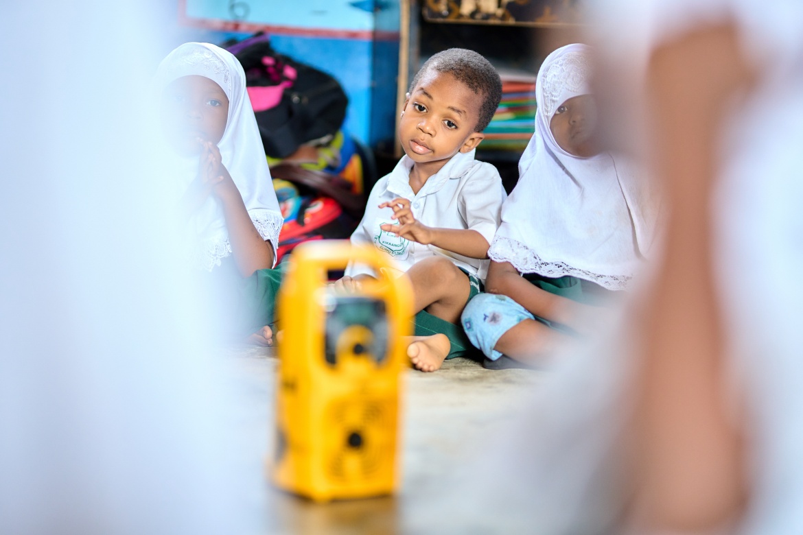 Les élèves de 1e année de maternelle au Centre TuTu de Kikaangoni à Zanzibar écoutent un cours à la radio. 
