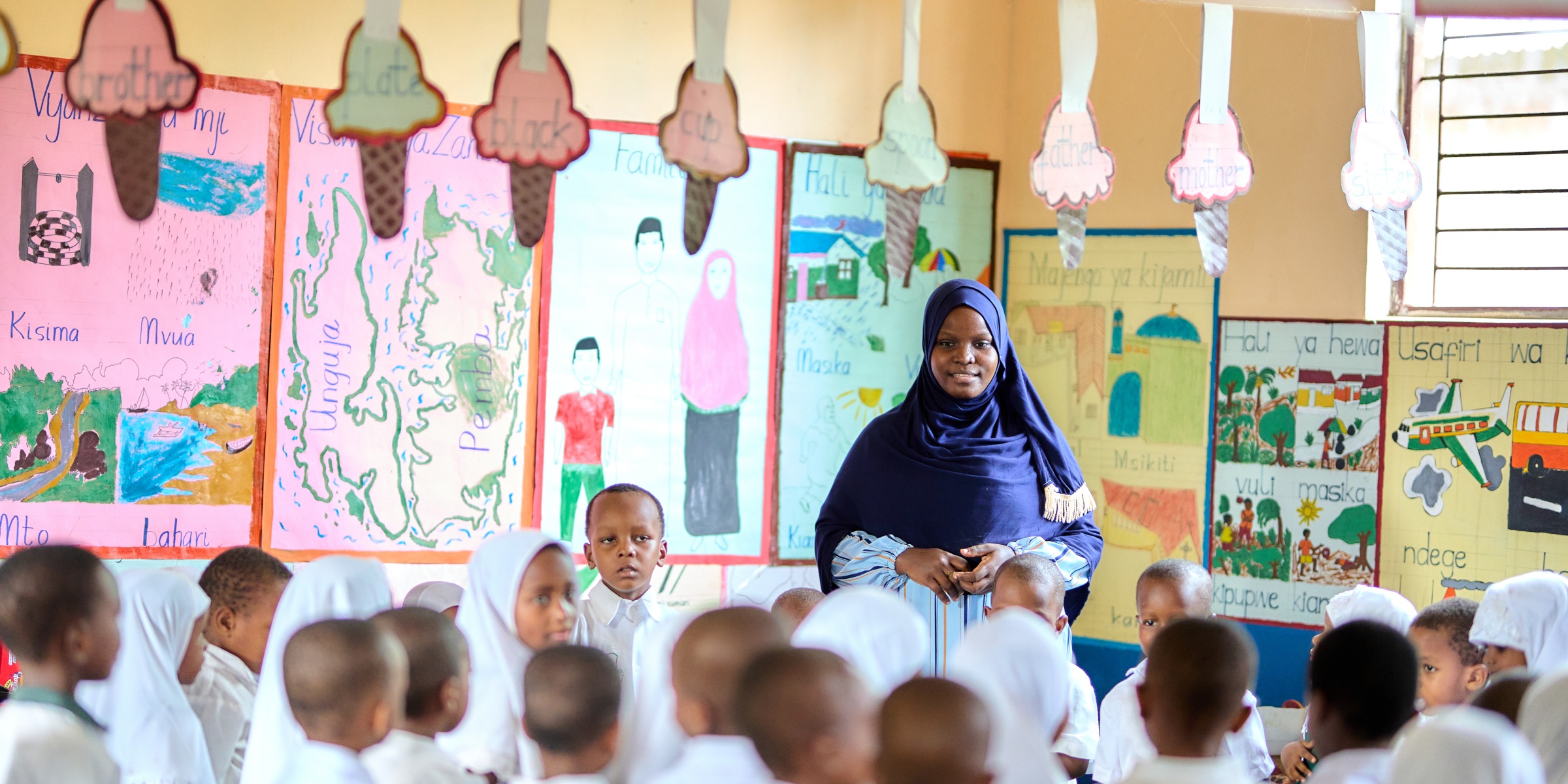 Students at Maandalizi Kikaangoni TuTu center in Kikaangoni listening to a radio class, Zanzibar. Credit: GPE/Translieu/Feruzi