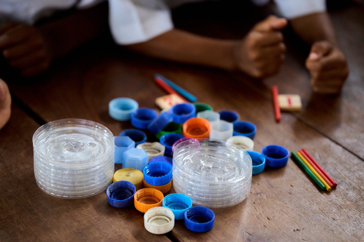 Des objets recyclés sont utilisés comme matériel d’enseignement et d’apprentissage au Centre TuTu de Kikaangoni, à Zanzibar. 