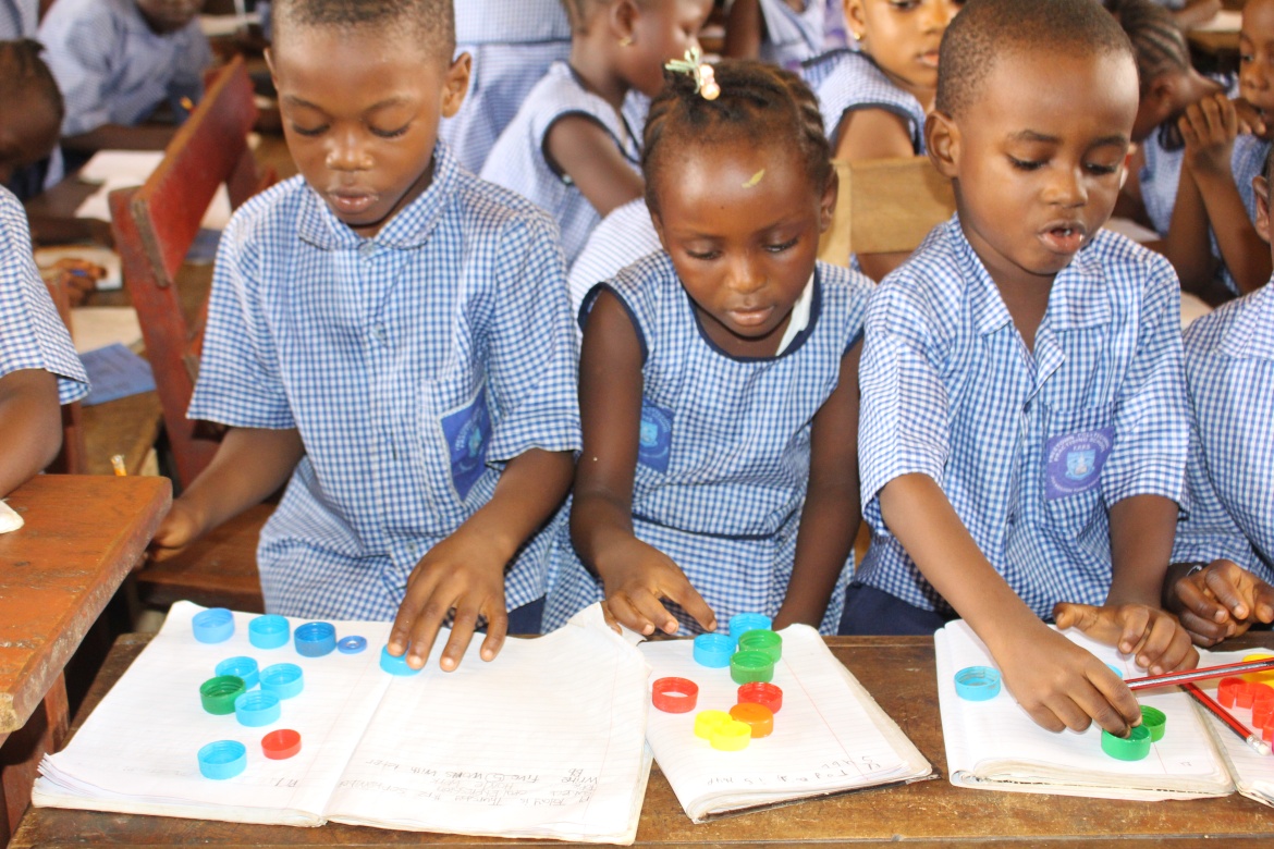 Grade 1 children of the Freetown Polytechnique Practicing Primary School learn how to count using objects. Credit: UNICEF Sierra Leone/2024/Davies