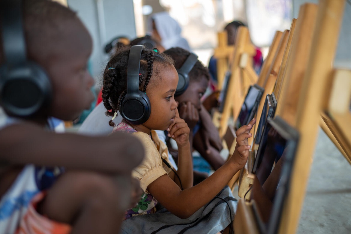 Children attend an e-learning session at Salalab West internally displaced people’s gathering site in Port Sudan, Sudan. Credit: UNICEF/UNI688675/Elfatih